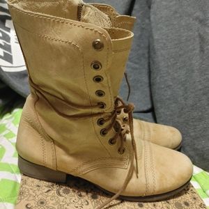 Steve Madden troopa boots blonde size 7 1/2